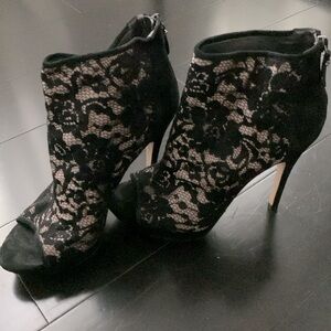 Via Spiga Sexy Booties Lace Peeptoe size 9M worn once no box